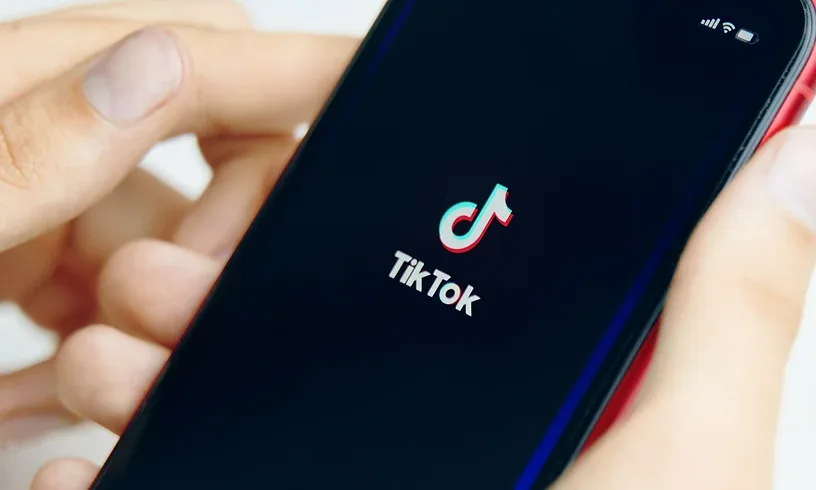 TikTok para dentistas: imagem ilustrativa de uma pessoa navegando pelo aplicativo do TikTok.