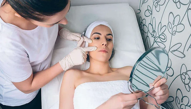 Plano de tratamento na estética. Foto de paciente deitada na maca recebendo tratamento da profissional de estética.