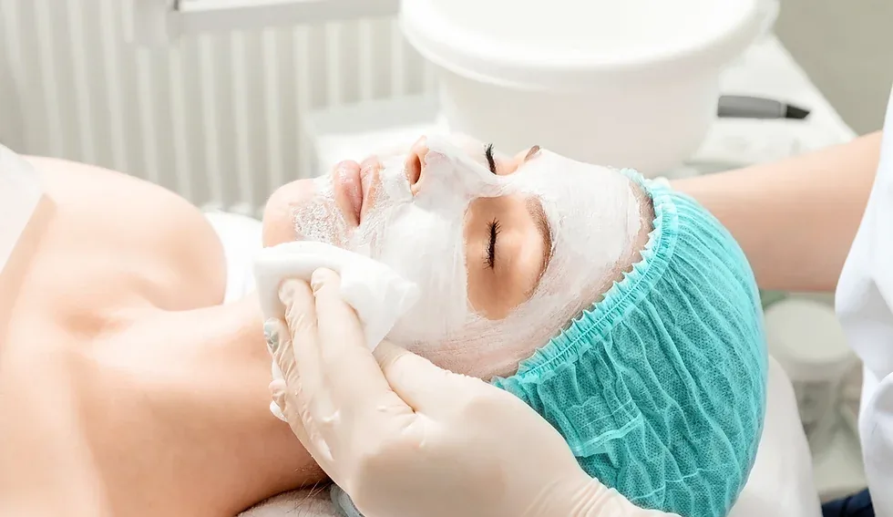 Como montar uma clínica de estética. Paciente passando por um procedimento estético.