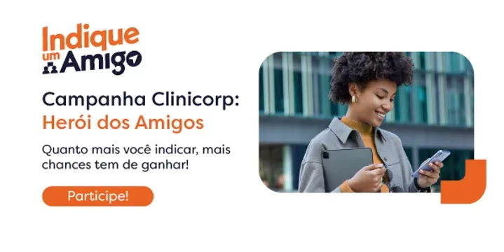 herói dos amigos. campanha de indicação para assinantes clinicorp. gestora de clínica sorrindo usando um celular e tablet indicando um amigo para assinar o software de gestão clinicorp.