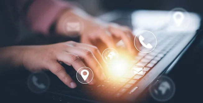 CRM para dentistas: imagem ilustrativa de uma pessoa usando teclado de computador