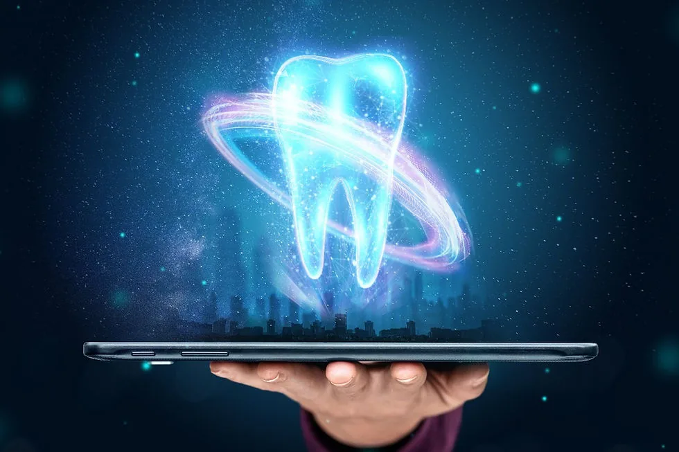 Clínica digital. Consultório de dentista com equipamentos para tratamento odontológico com radiografia mostrando resultado de exame.