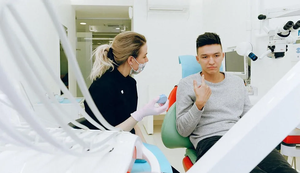 Ilustração de uma dentista atendendo um paciente, representando a importância da reativação de pacientes na odontologia.