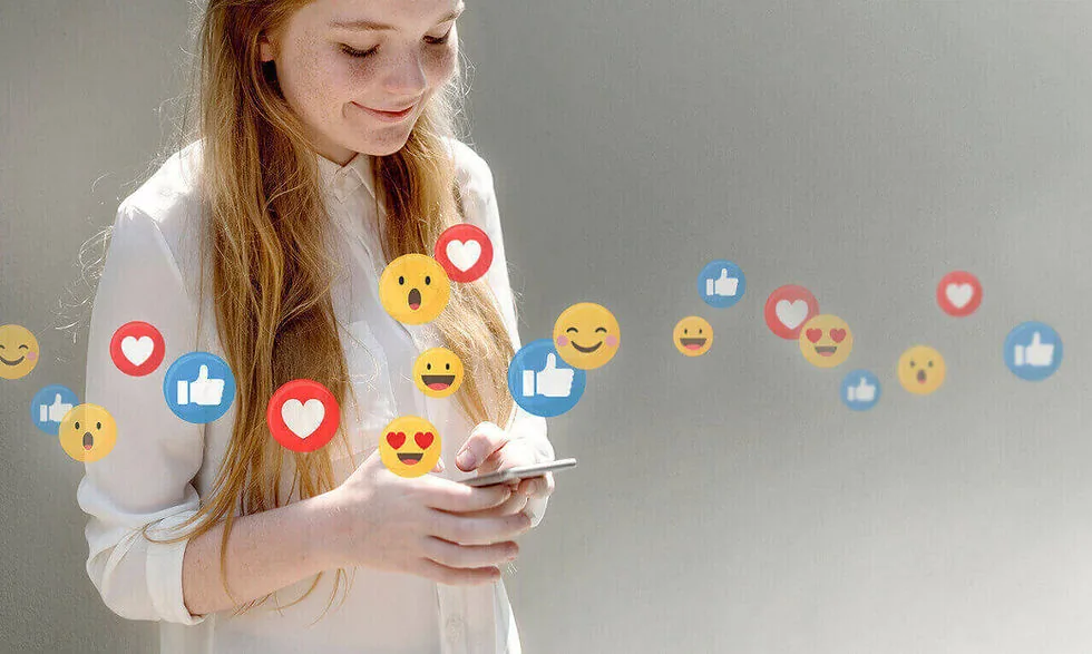 mulher utilizando as redes sociais no celular