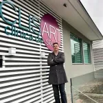 Dr. Luis de pé na fachada da Clisart.