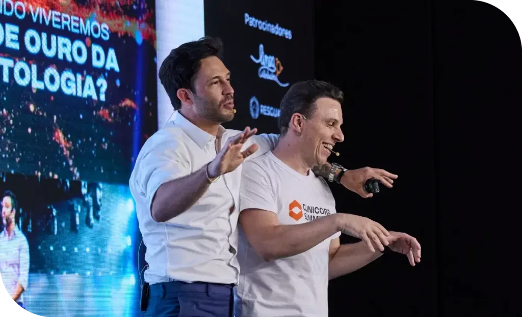 Dois palestrantes no palco do Clinicorp Summit