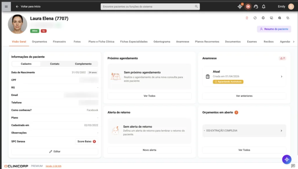 Imagem do Prontuário Eletrônico do software odontológico Clinicorp, exibindo visão geral do paciente com informações cadastrais, próximo agendamento, anamnese, alerta de retorno e orçamentos em aberto.