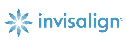 Logo da Invisalign, marca líder mundial em alinhadores invisíveis disponível no Brasil em 2026.