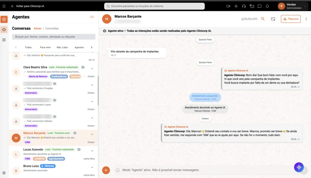 Imagem dos Agentes Clinicorp IA do software odontológico Clinicorp, exibindo conversas ativas no WhatsApp com leads de campanhas de marketing para dentistas, incluindo atendimento automático e transferência para humano.