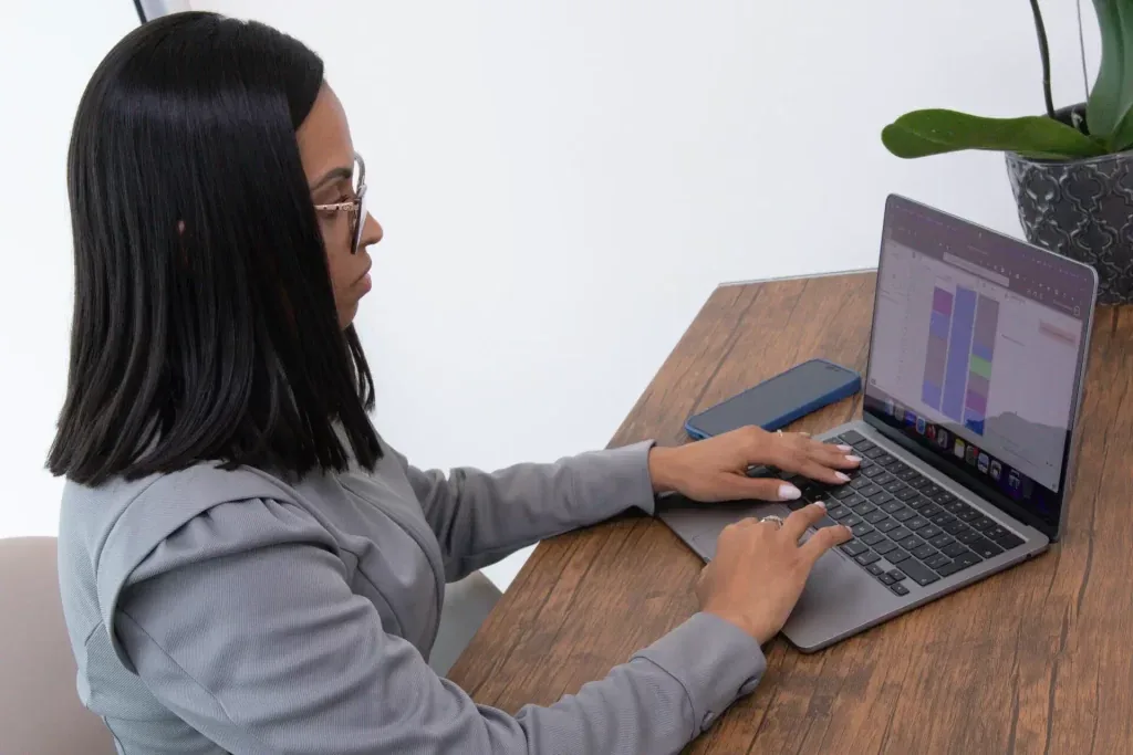 Dra. Beatriz da BCX Odontologia analisando os dados no software odontológico da Clinicorp.