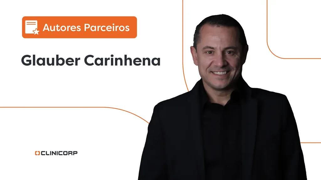 Ortodontia Digital: Homem sorridente vestindo terno preto e camisa preta, posicionado à direita da imagem. À esquerda, há um banner laranja com o texto “Autores Parceiros” e, logo abaixo, o nome “Glauber Carinhena” em destaque. No canto inferior esquerdo, está o logotipo da Clinicorp. O fundo é branco com linhas curvas finas na cor laranja.