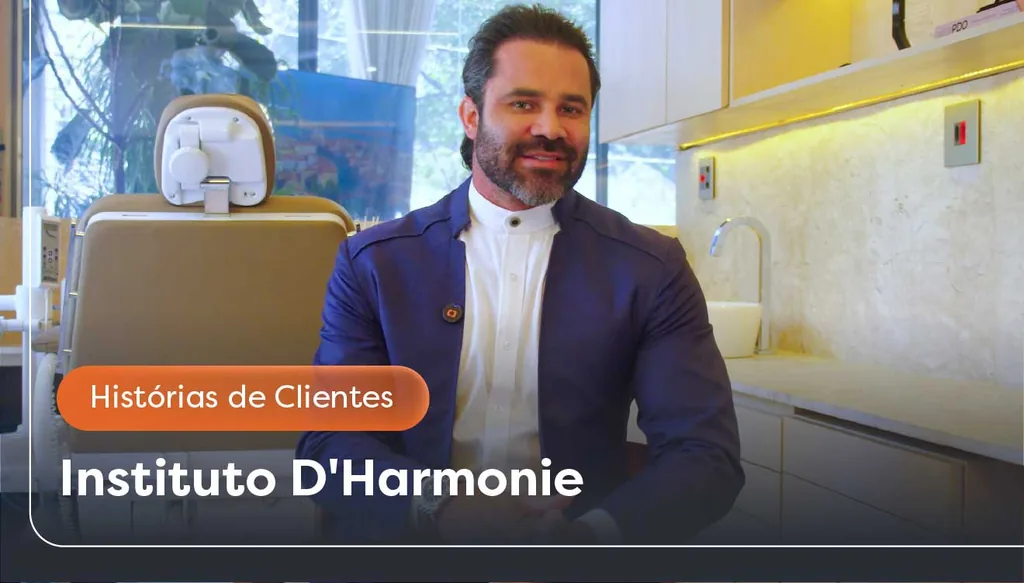 Dr. Paulo Bastos, fundador do Instituto D’Harmonie, em seu consultório odontológico.