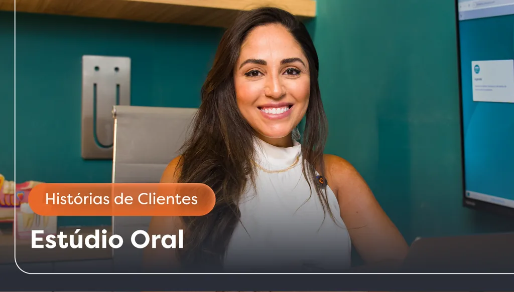 Imagem frontal da Dra. Kaká Oliveira mostrando alegria e satisfação em ser cliente Clinicorp.