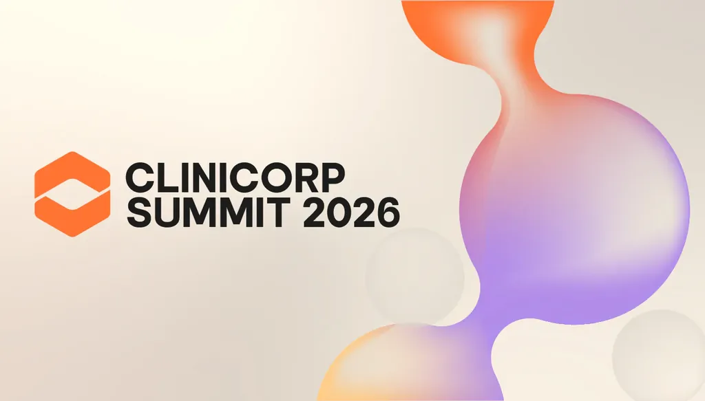 Ilustração do banner do Clinicorp Summit 2026 com fundo bege, logo laranja da Clinicorp à esquerda e formas abstratas em degradê (laranja e roxo) à direita.