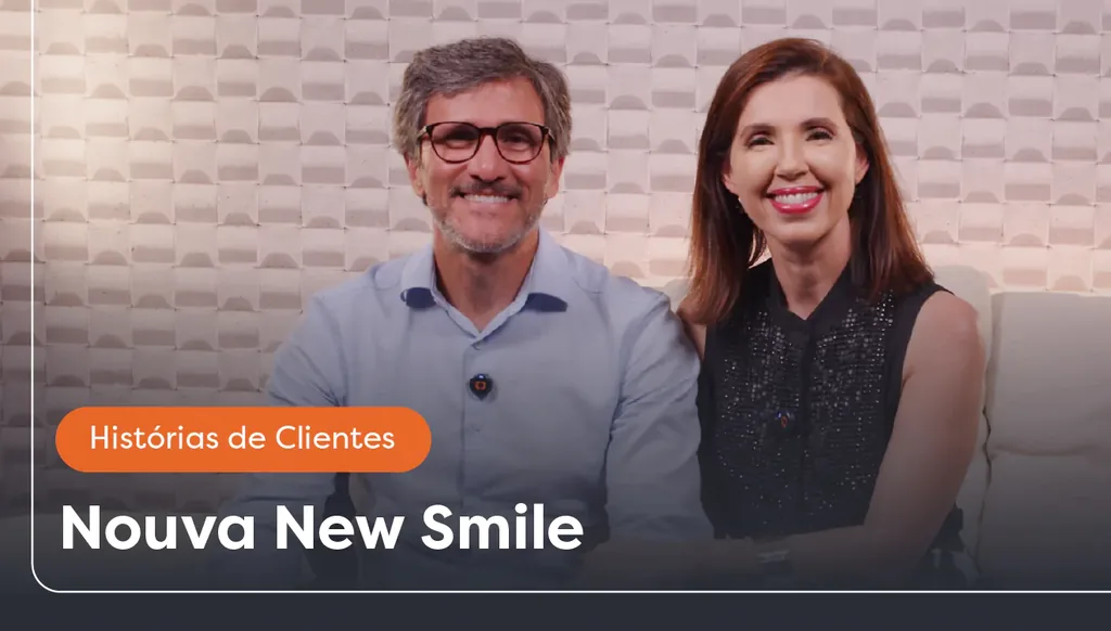 Digitalização clínica: imagem do Dr. Edival e da Dra. Bárbara, lado a lado, dentro da clínica Nouva New Smile. Ao lado deles, há um lettering escrito “História de Clientes” e “Nouva New Smile”.