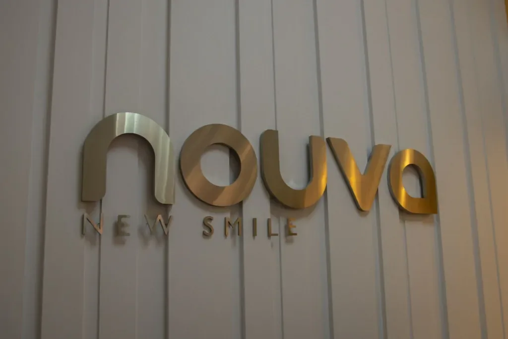 Imagem da placa da clínica Nouva New Smile.