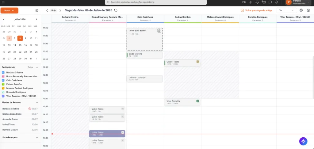 Captura de tela da Agenda Inteligente do software odontológico Clinicorp. Mostrando os Alertas de Retorno no menu lateral esquerdo e marcadores de agenda personalizados por cor, retratando cada especialidade definida pela clínica.