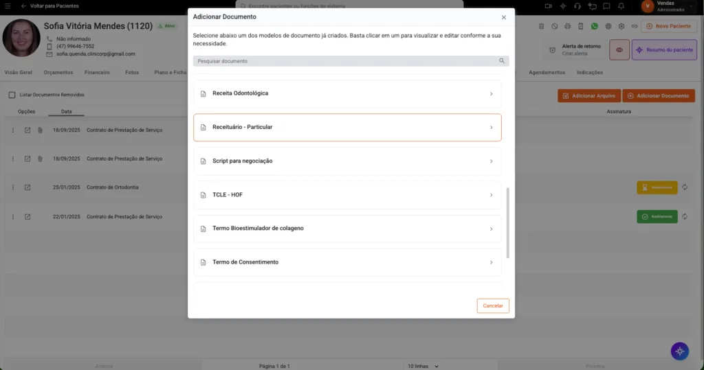 Prontuário do paciente no Clinicorp com o modal de modelos de documento, entre eles receita e termo de consentimento
