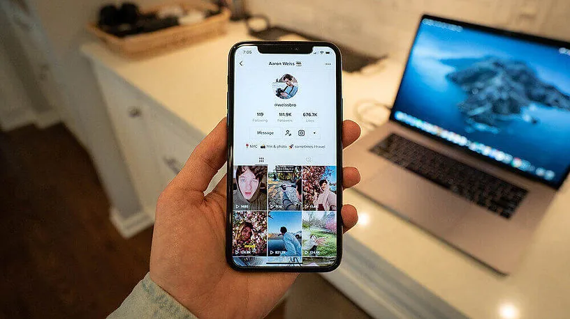 tiktok para dentistas, imagem de uma pessoa segurando o celular e olhando o feed do tiktok